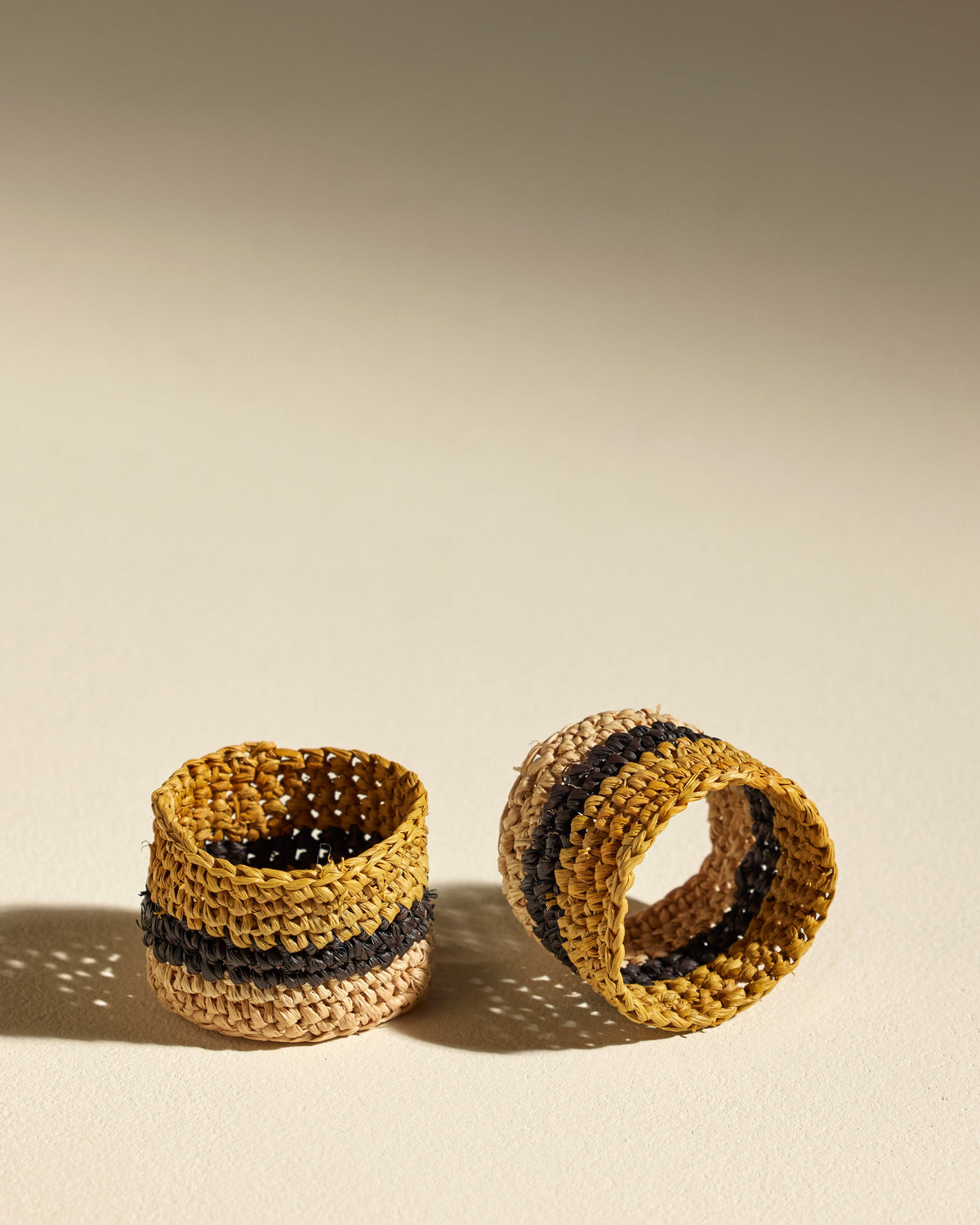 Serviettenringe "Globe" aus Raffia von Maison Sarah Lavoine