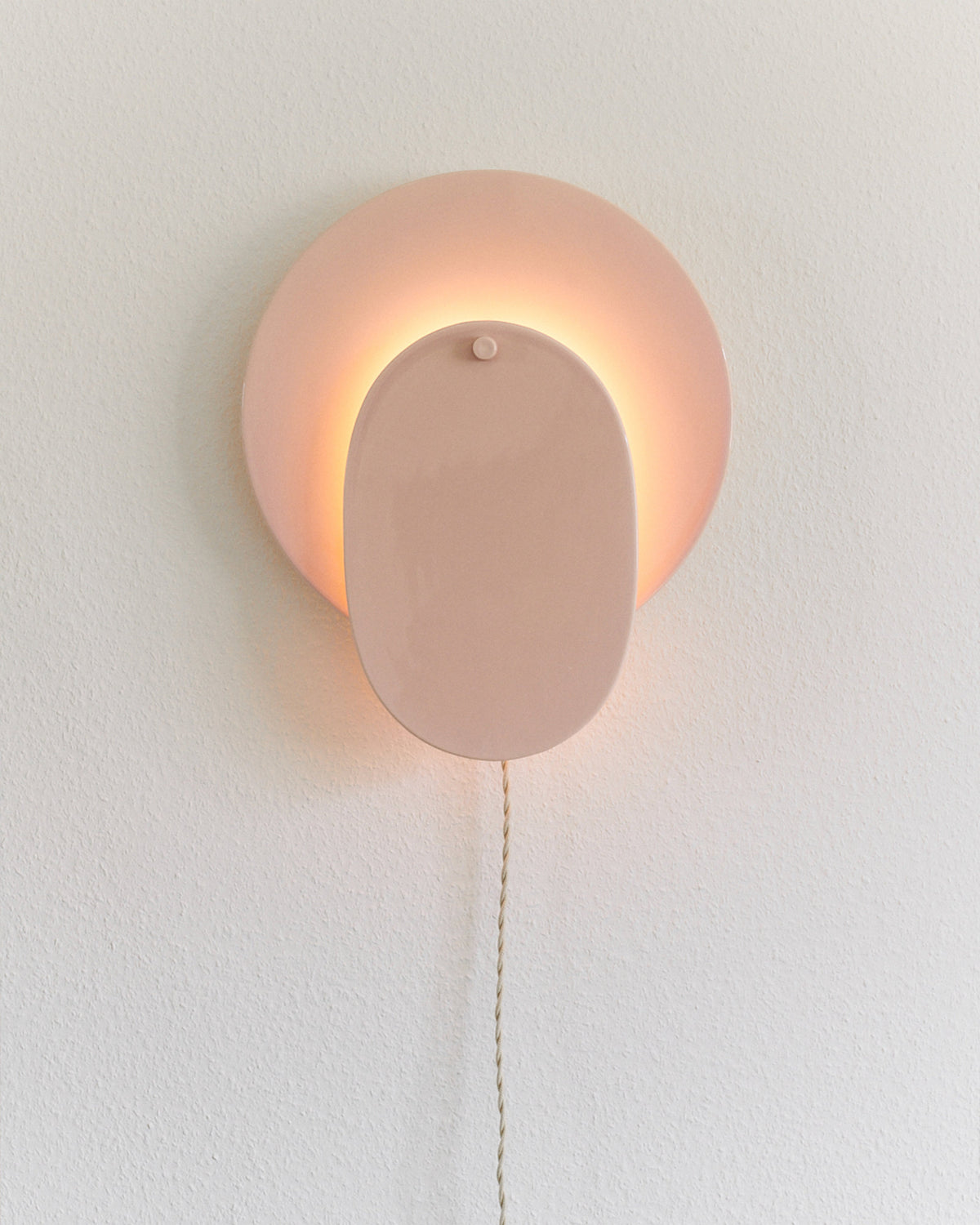 Keramik-Wandleuchte in zartem Rosé