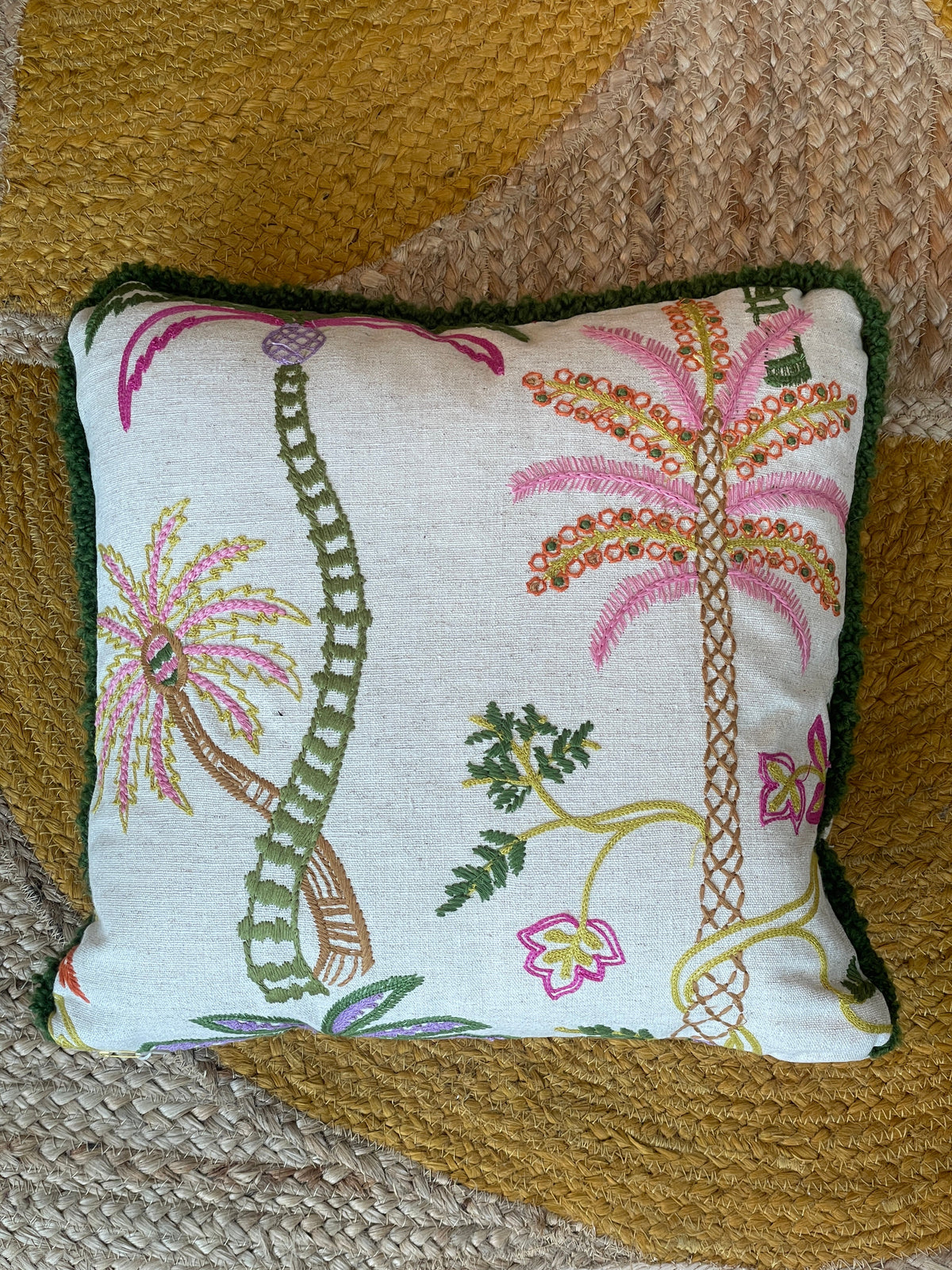 Handbestickte Kissen mit Palmenmotiven
