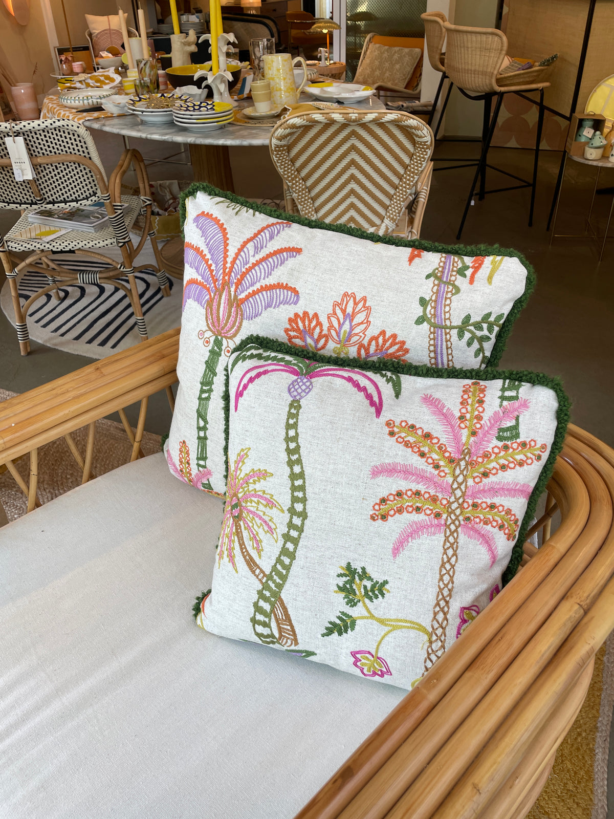 Handbestickte Kissen mit Palmenmotiven