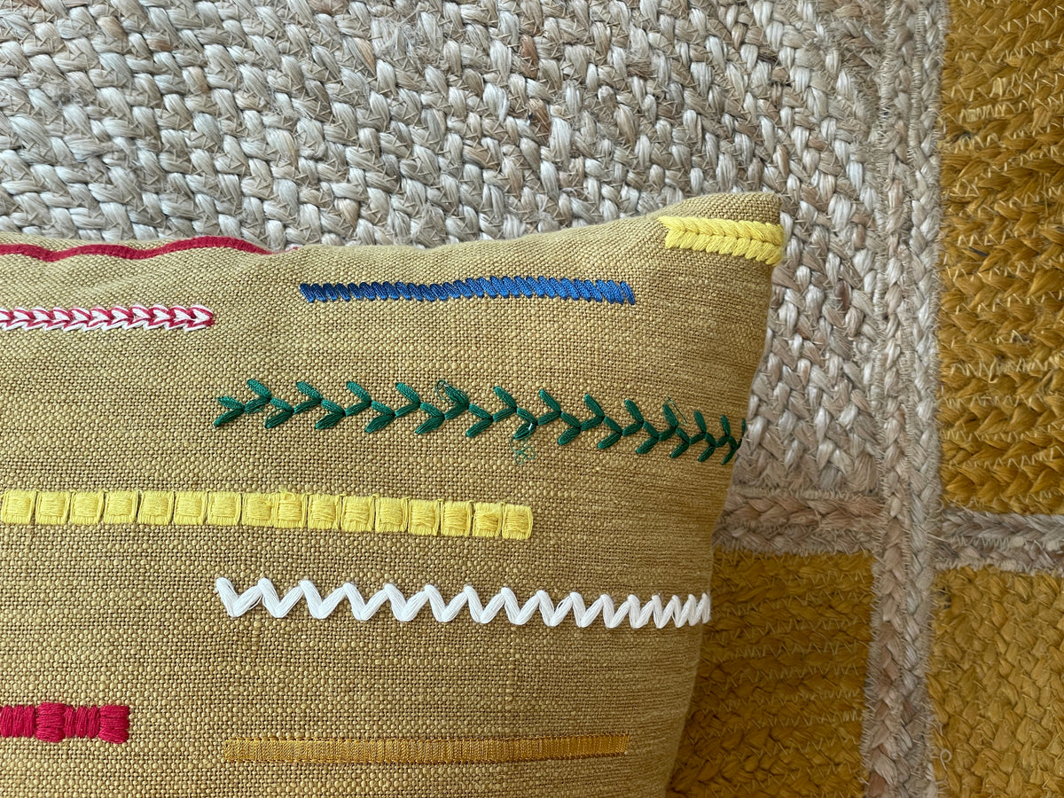 Besticktes Kissen im Ethno-Stil