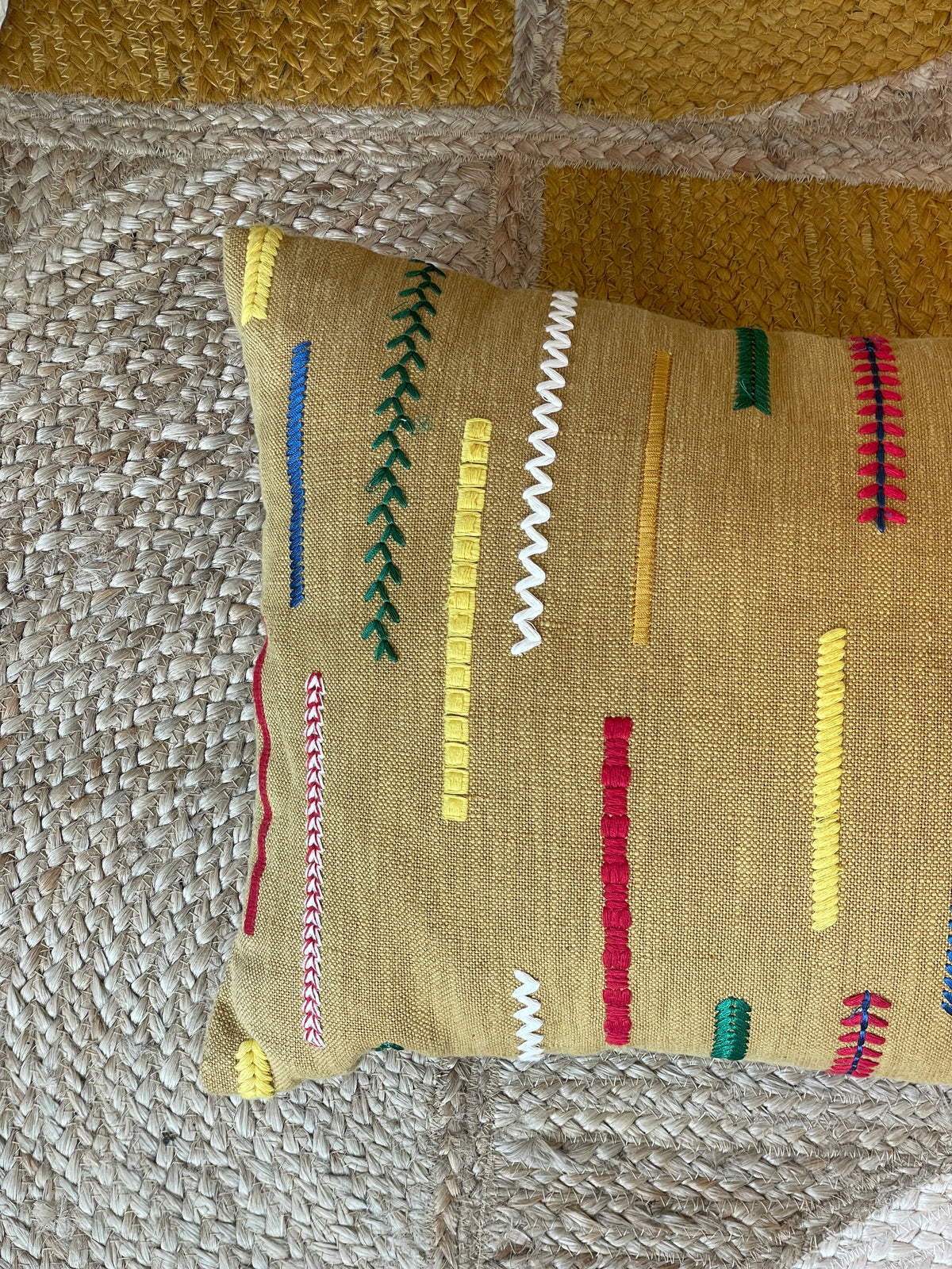 Besticktes Kissen im Ethno-Stil