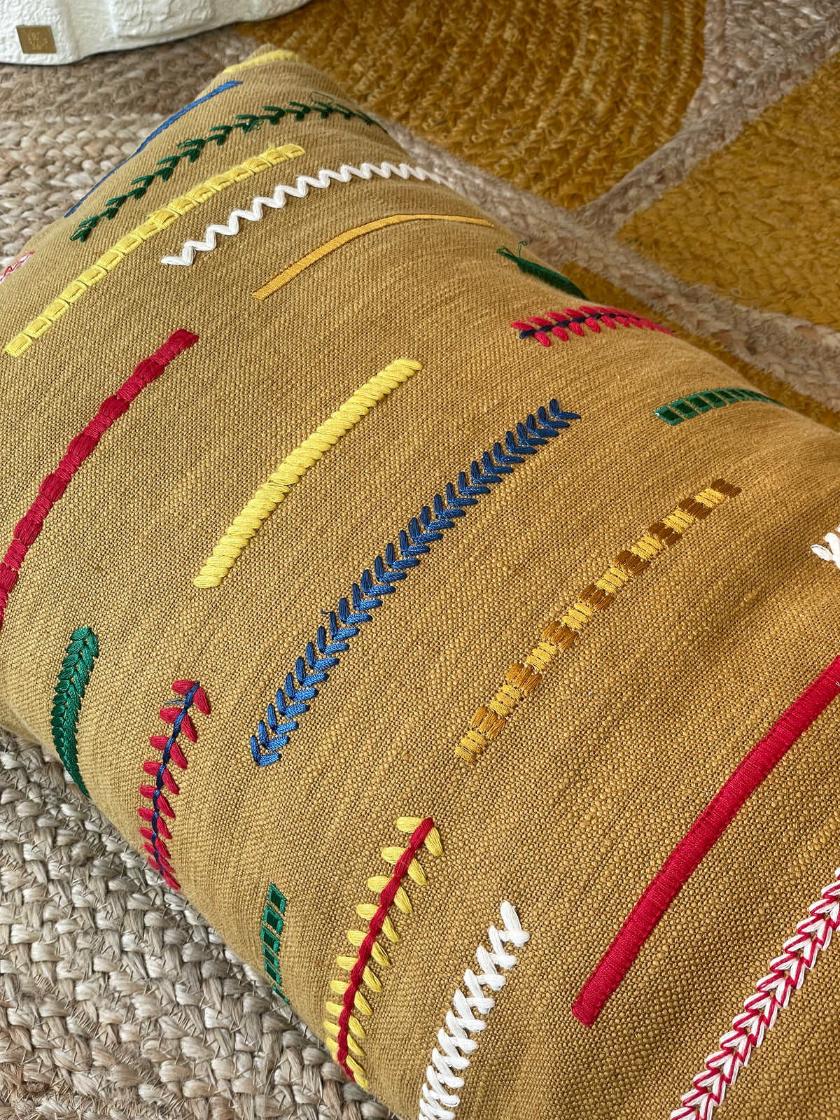 Besticktes Kissen im Ethno-Stil