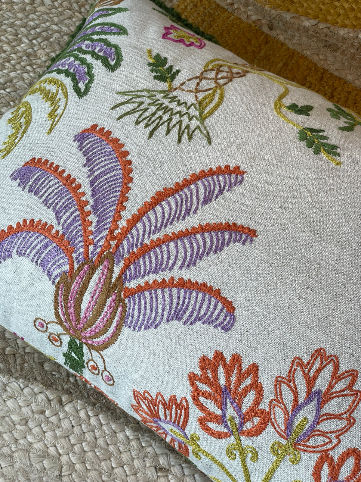 Handbestickte Kissen mit Palmenmotiven