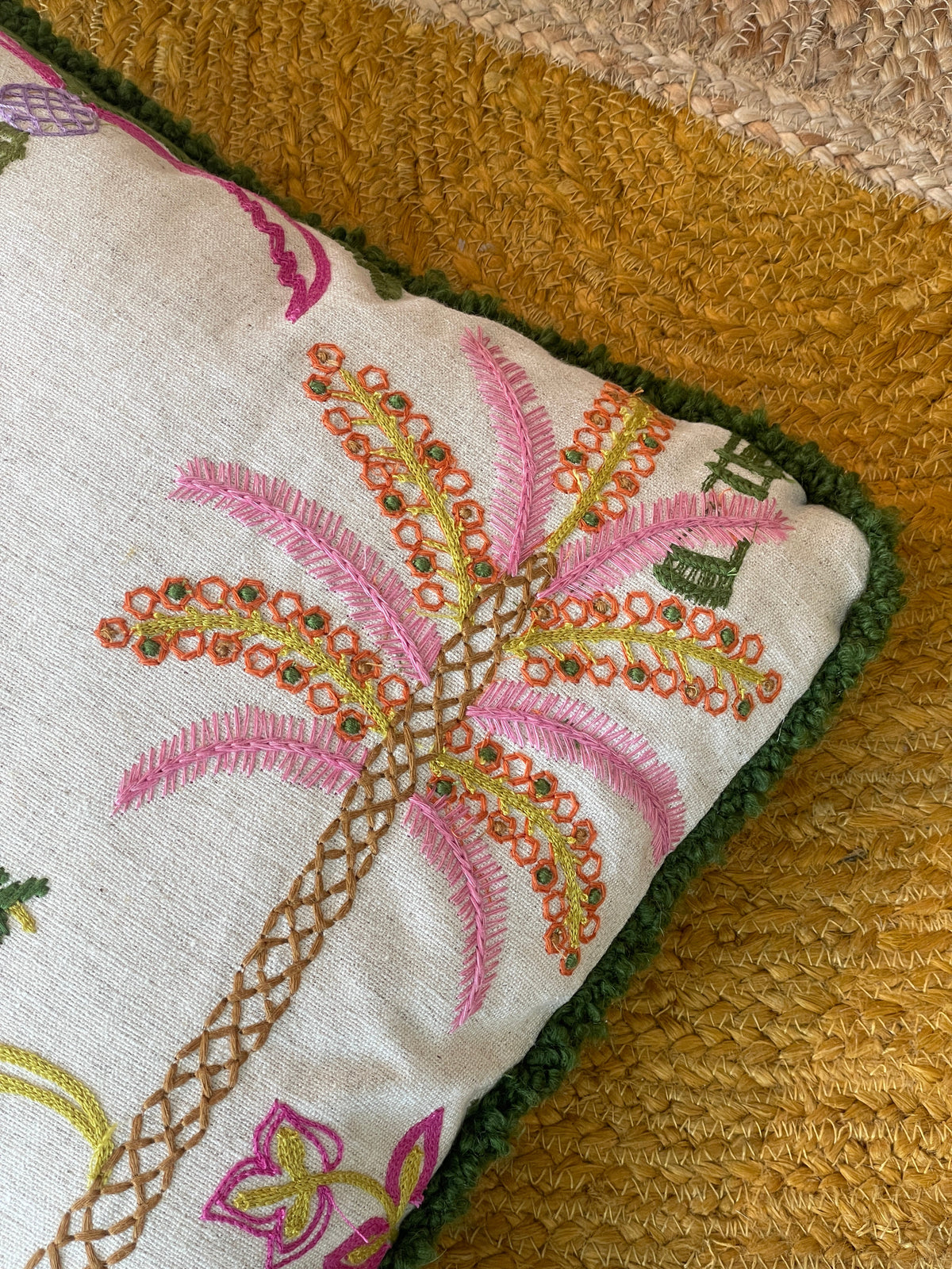 Handbestickte Kissen mit Palmenmotiven