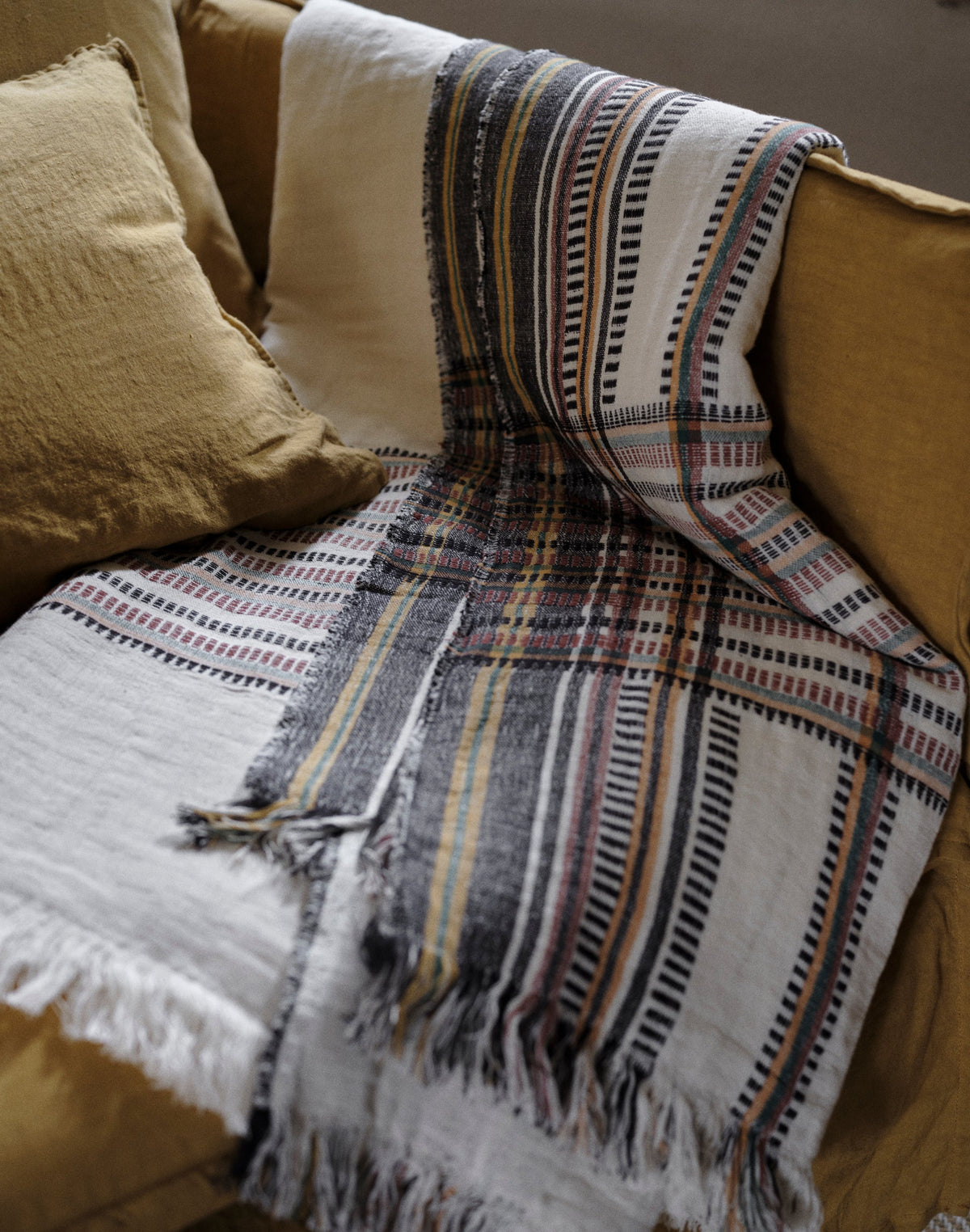 Plaid aus Leinen mit Stickerei