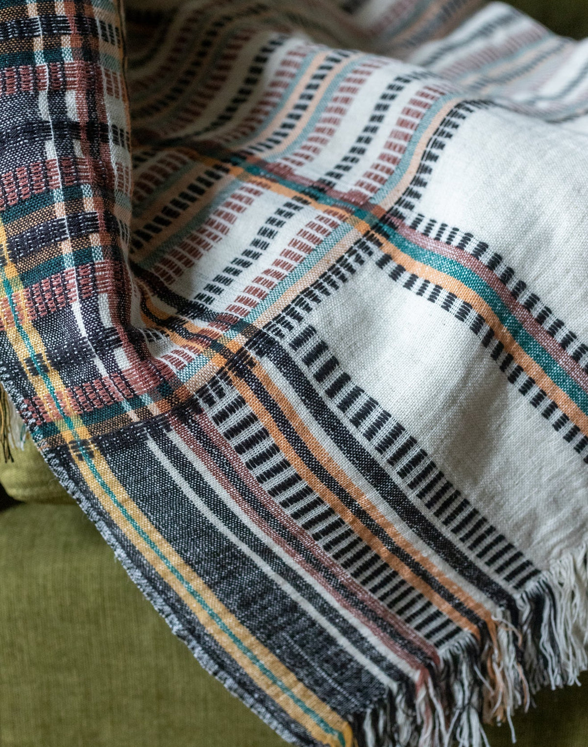 Plaid aus Leinen mit Stickerei