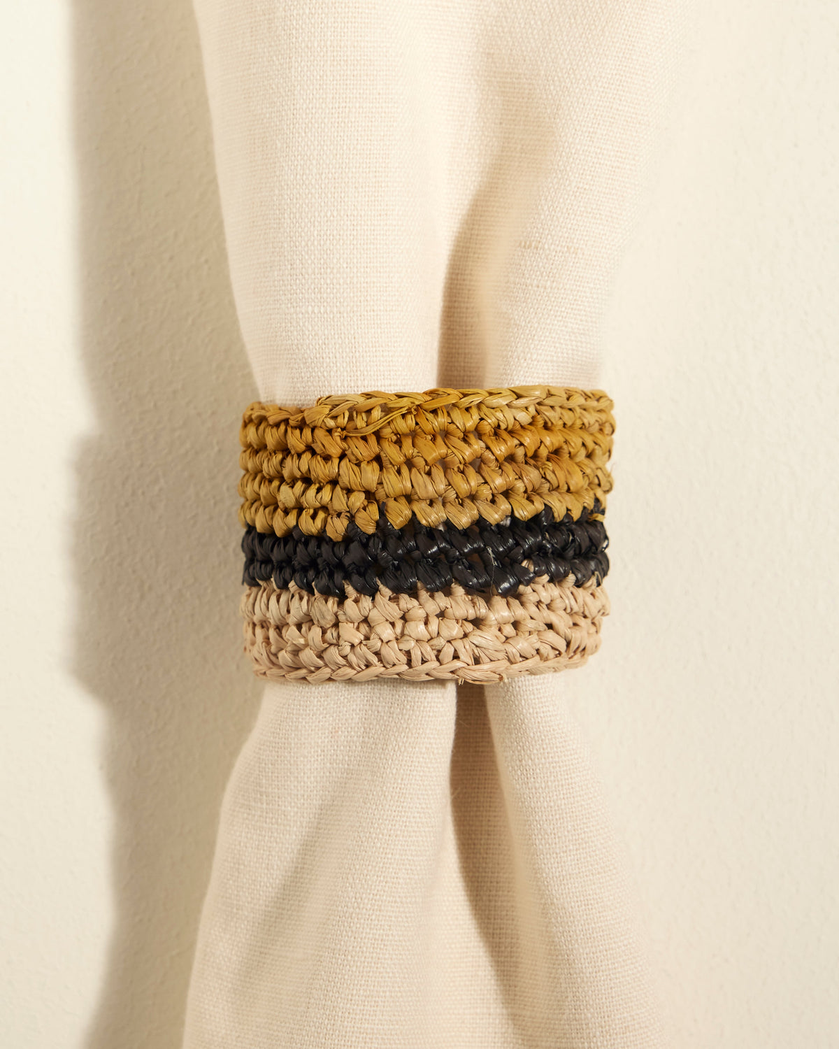 Serviettenringe "Globe" aus Raffia von Maison Sarah Lavoine