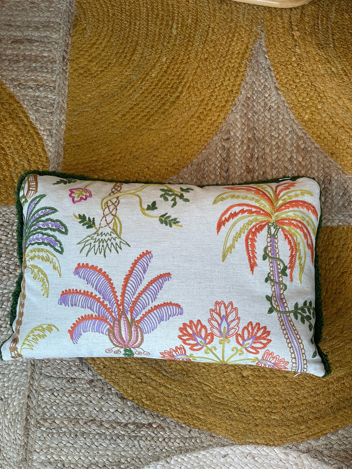 Handbestickte Kissen mit Palmenmotiven