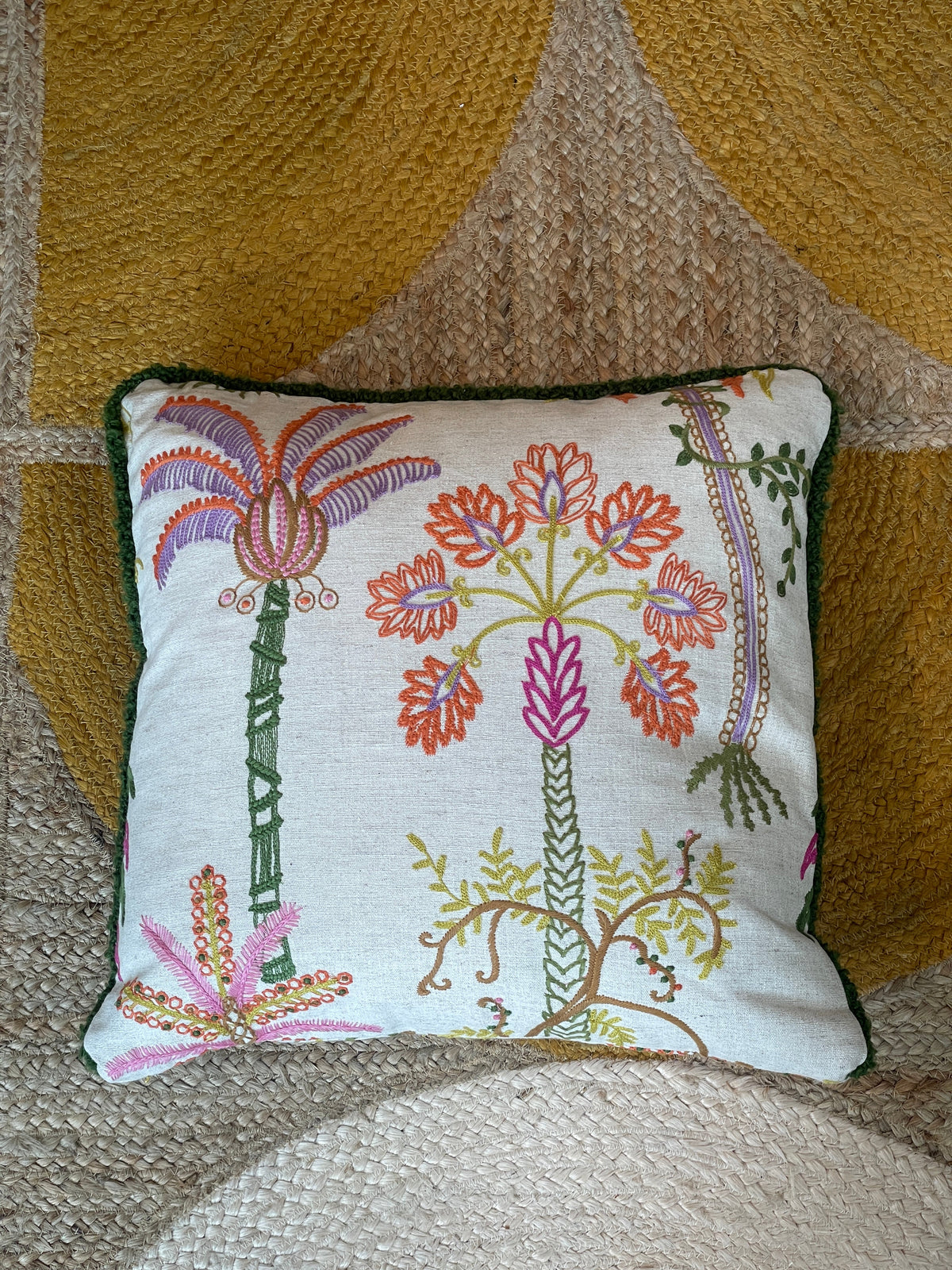 Handbestickte Kissen mit Palmenmotiven