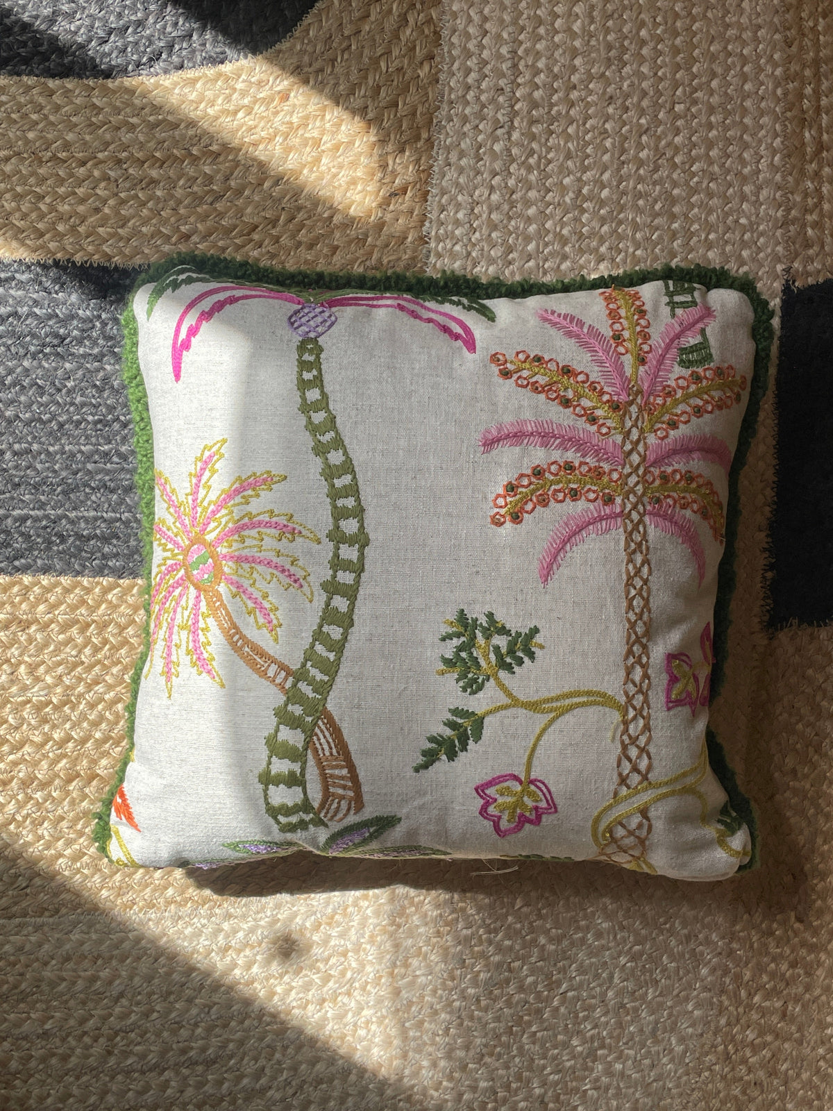 Handbestickte Kissen mit Palmenmotiven