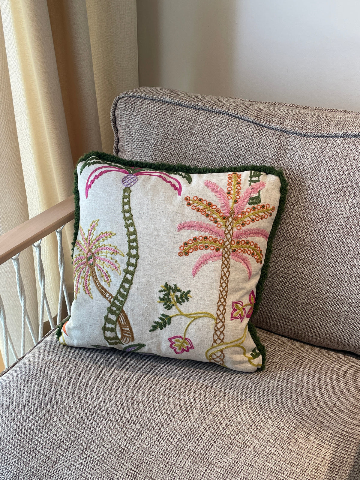Handbestickte Kissen mit Palmenmotiven