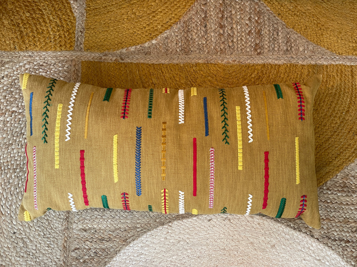 Besticktes Kissen im Ethno-Stil